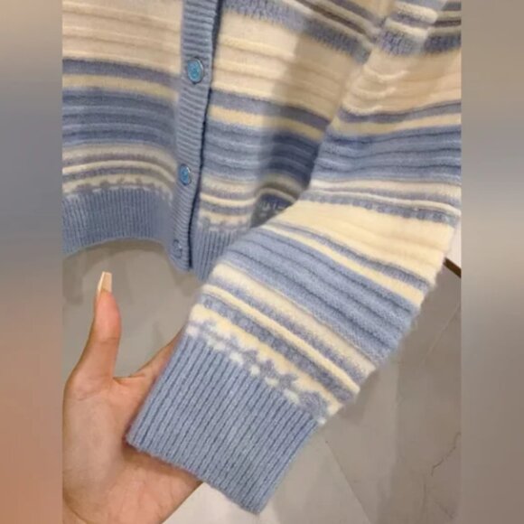 CHANEL Women's Blue and Cream Cardigan - Picture 5 of 9